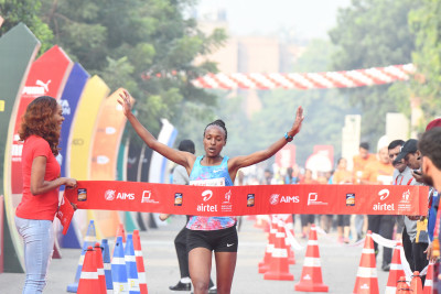 Ethiopia's Tsehay Gemechu winning the Airtel Delhi Half Marathon 2018, with ADHM ambassador Sanya Richards-Ross