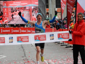 Cam Levins setting a new Canadian marathon record of 2:09:23 at the 2018 Scotiabank Toronto Waterfront Marathon (photo by Carole Fuchs for African Athletics; used with permission)