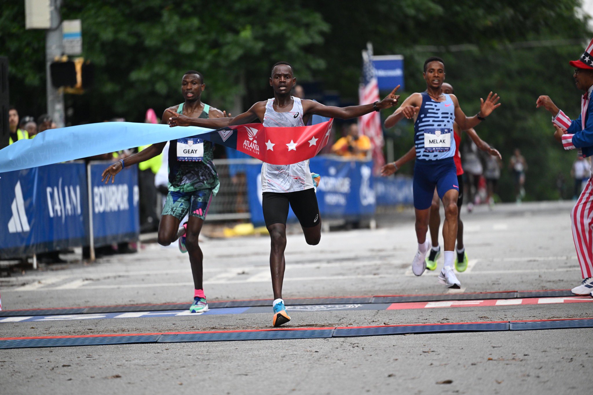 Craziness at Peachtree Wild Finishes In Both The Men's Races at 2023