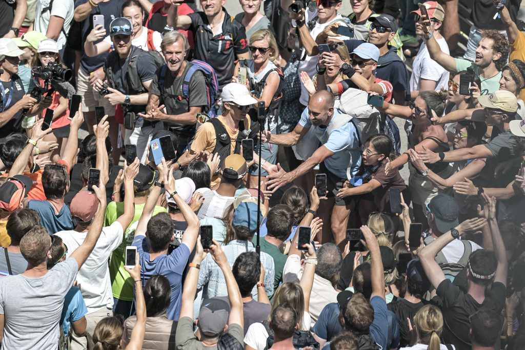 Walmsley envahi par les fans (image fournie par HOKA)